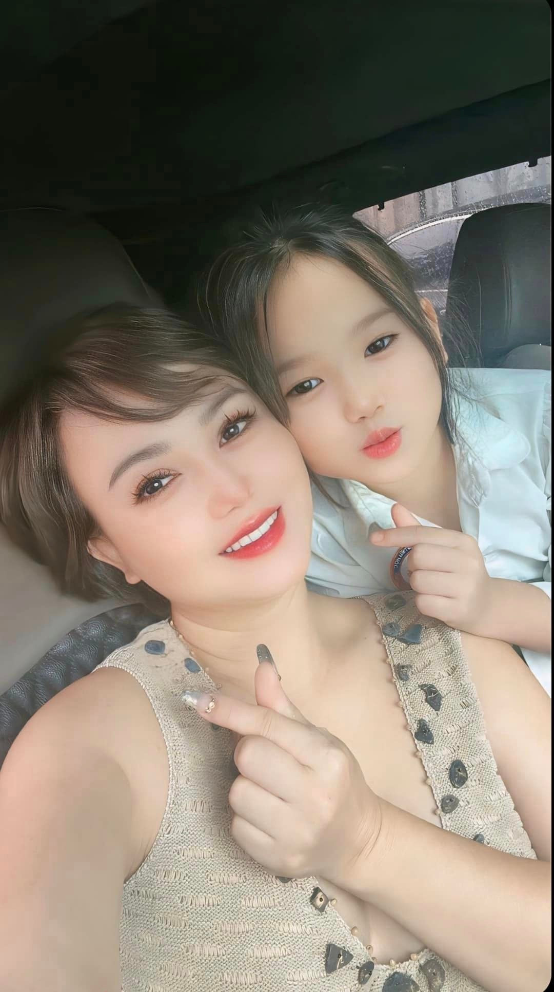 Đào Hoàng Yến đăng ảnh cùng con út. Ảnh: FB Đào Hoàng Yến