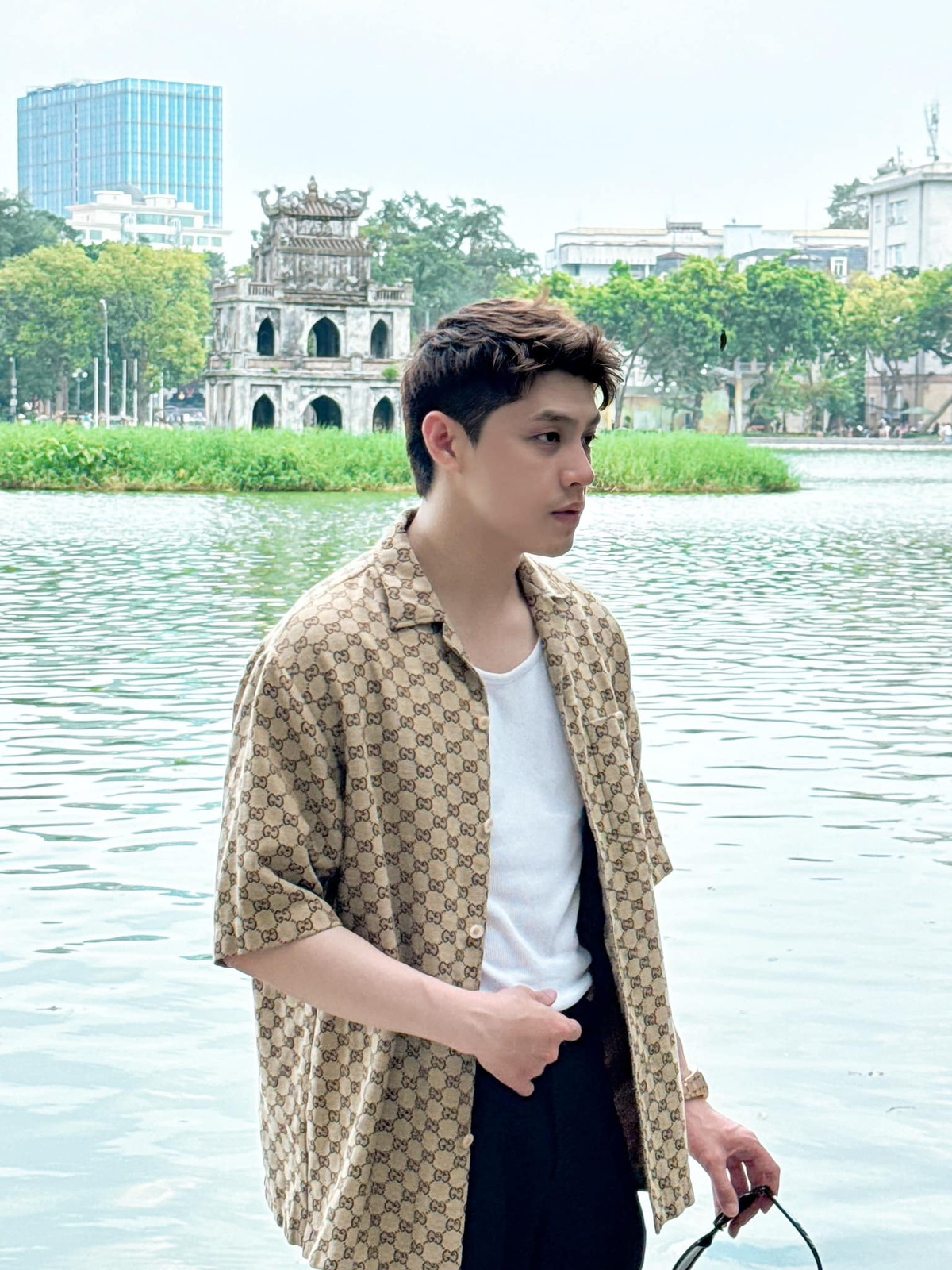 Noo Phước Thịnh tận hưởng không khí mùa thu Hà Nội. Ảnh: FB Noo Phước Thịnh