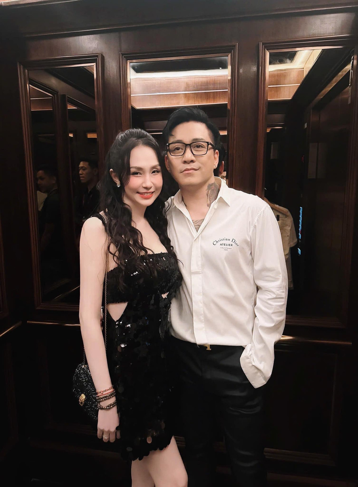 Vợ chồng ca sĩ Tuấn Hưng chụp ảnh tình tứ trước đêm diễn. Ảnh: FB Trần Thu Hương