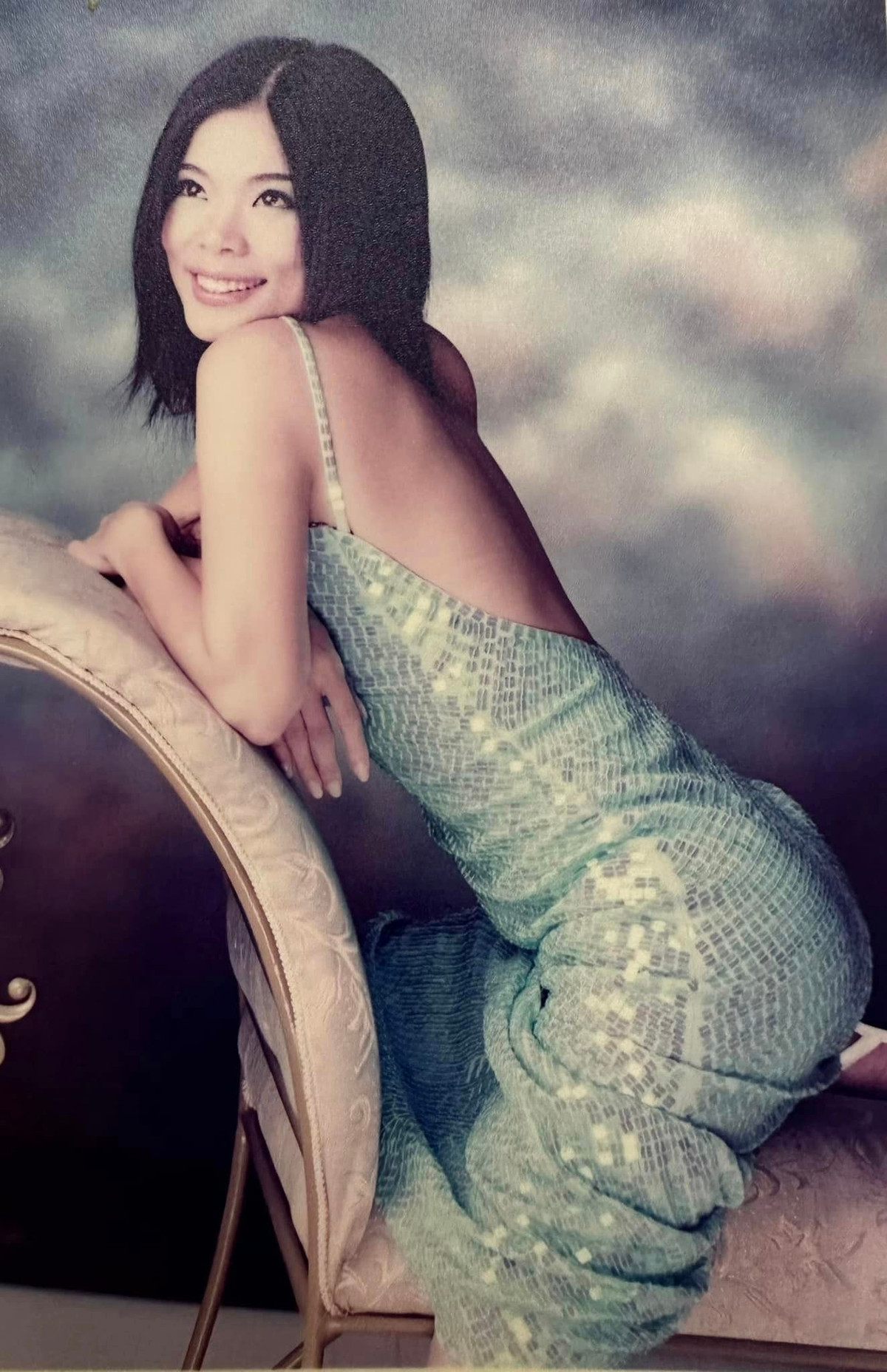 Ca sĩ Mỹ Lệ chia sẻ ảnh cũ: "Lục trong kho của ngôi nhà cũ nhặt được nguyên album hình năm 2002. Chẳng nhớ lúc đó chụp phim hay đã có digital nữa, mà xinh và trong veo". Ảnh: FB Hoàng Thị Mỹ Lệ