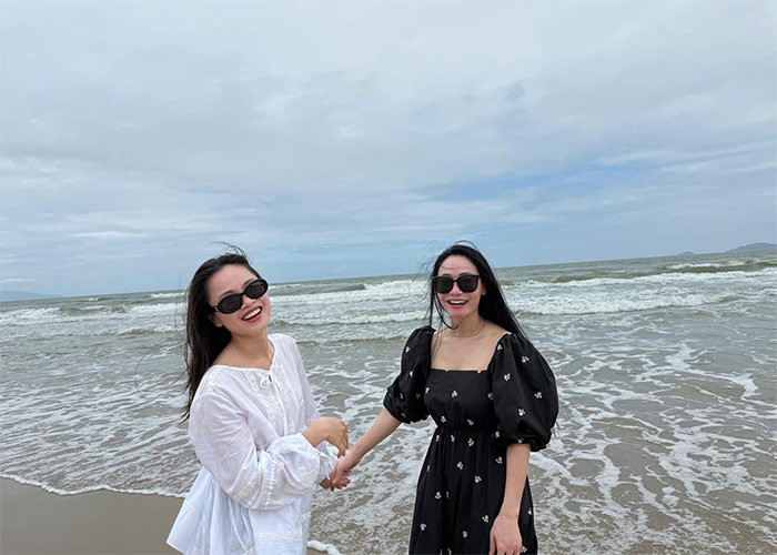 Hiện tại, con gái của Quách Thu Phương đã tốt nghiệp đại học loại xuất sắc và đi làm được vài năm. (Ảnh: FB Quách Thu Phương)