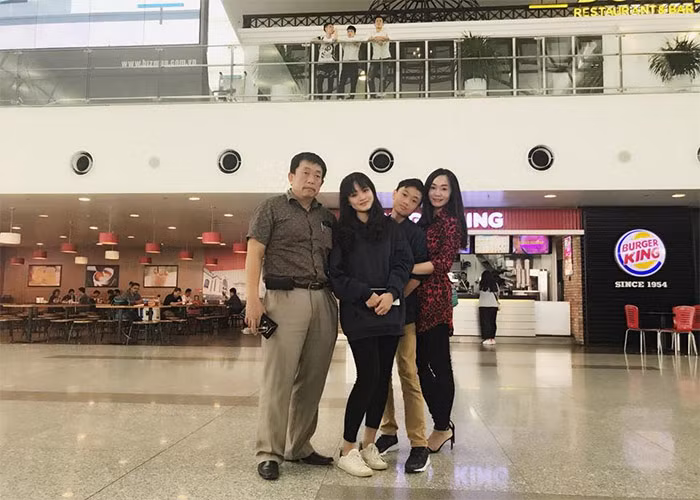 Năm 21 tuổi, Quách Thu Phương kết hôn, tuy nhiên do quá nhiều áp lực, cả hai đã quyết định ly hôn. Cô mang theo con gái từ đoàn kịch Hà Tây lên Hà Nội lập nghiệp và làm việc ở Nhà hát Tuổi trẻ. Đến năm 2010, cô tái hôn với người chồng thứ 2 không làm trong lĩnh vực nghệ thuật. Cả hai sau đó có với nhau một bé trai. (Ảnh: FB Quách Thu Phương)