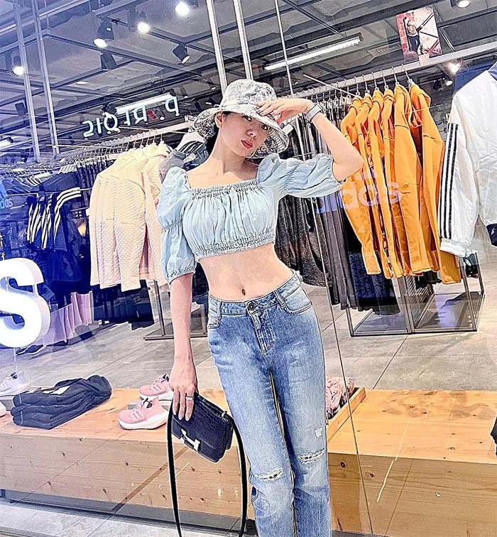 Càng ăn mặc giản dị, Lệ Quyên lại càng "hack" tuổi hơn. (Ảnh: FBNV)