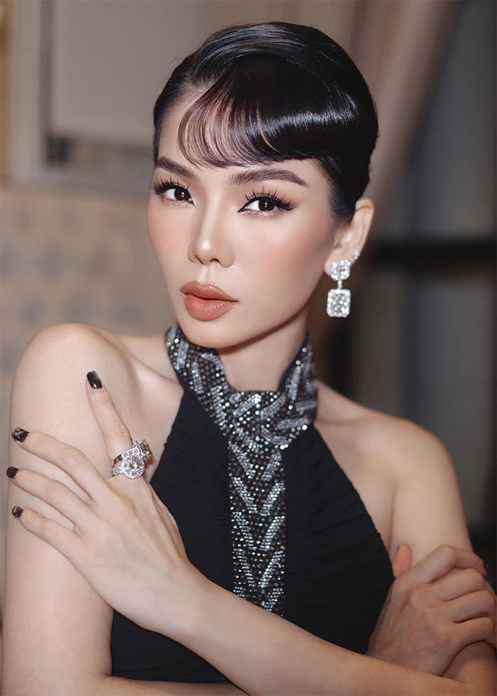 Cô luôn xuất hiện trong các sự kiện với vẻ ngoài sang chảnh, đồ hiệu đầy người. (Ảnh: FBNV)