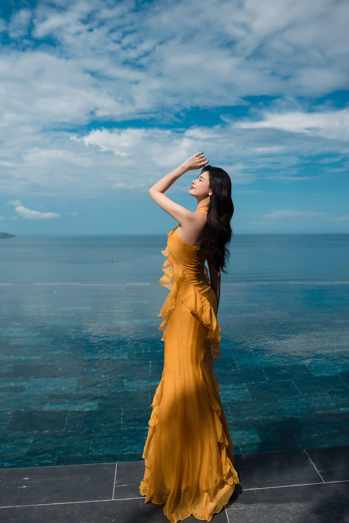 Nhiều người đã dành lời khen ngợi cho nhan sắc trẻ trung, rạng rỡ cùng phong cách thời trang sành điệu của Trương Quỳnh Anh.