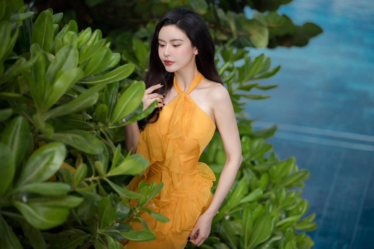 Chất liệu vải mềm mại cùng kiểu dáng ôm sát cơ thể đã giúp vợ cũ của Tim khoe trọn vẹn đường cong gợi cảm.