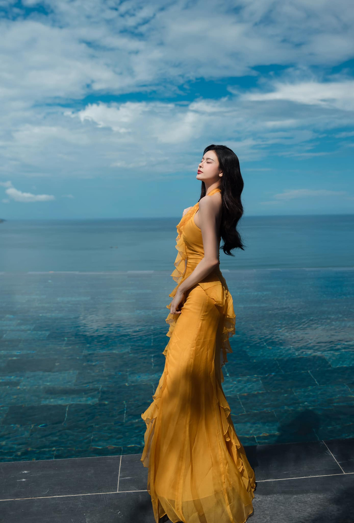 Không chỉ sở hữu giọng hát ngọt ngào, diễn xuất tài tình, cô còn khiến nhiều người xuýt xoa bởi nhan sắc trẻ trung, rạng rỡ.