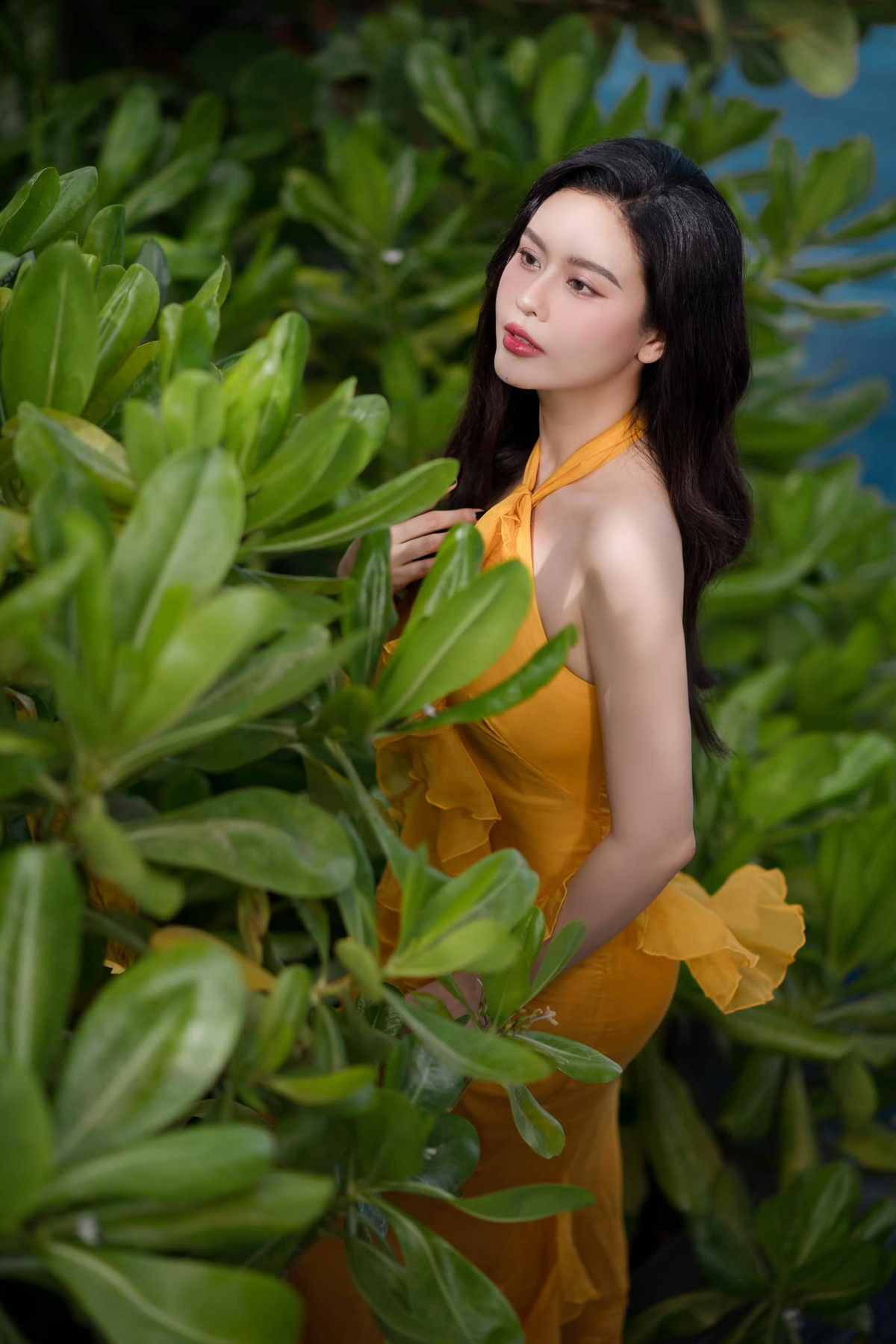 Truong Quynh Anh dien vay om sat ton duong cong my mieu