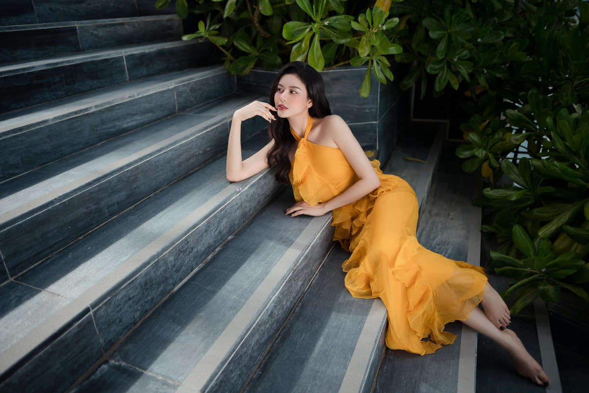 Nữ diễn viên được công chúng nhận xét ngày càng nhuận sắc, gu thời trang gợi cảm và trẻ trung hơn trước.