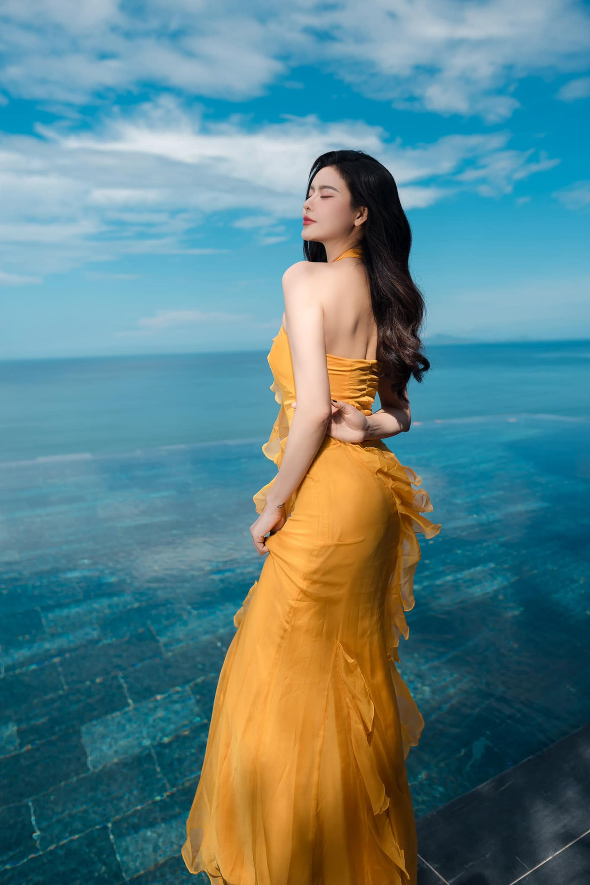 Bộ ảnh này được nữ ca sĩ thực hiện ở bể bơi một nơi nghỉ dưỡng tại Đà Nẵng.