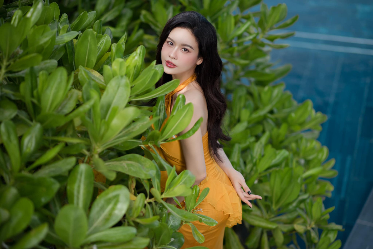 Trong những hình ảnh được chia sẻ, Trương Quỳnh Anh diện một chiếc váy ôm sát màu vàng cam, thiết kế hở một phần lưng, giúp cô khoe trọn vẹn vòng eo thon gọn cùng đôi chân dài miên man.