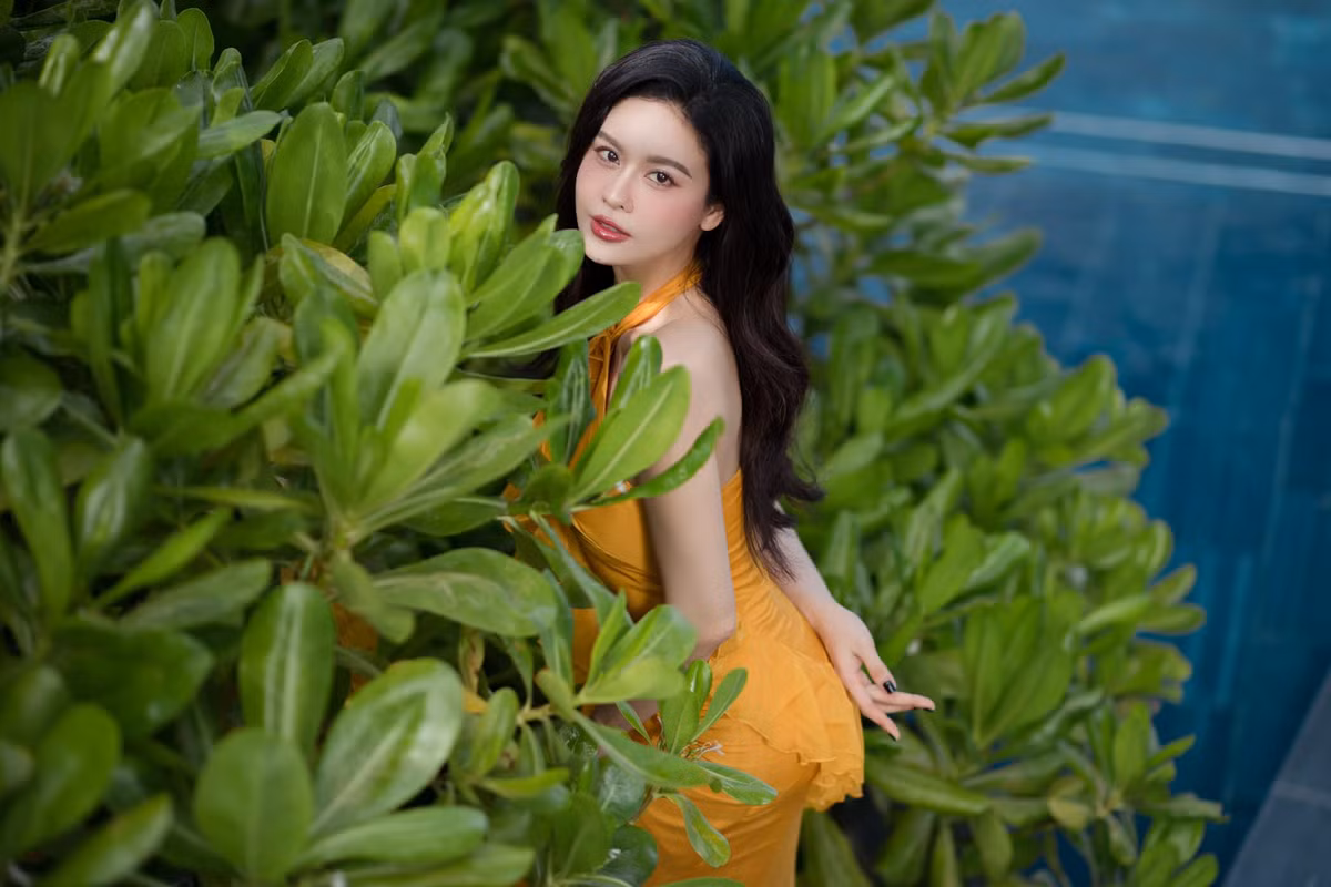 Trong những hình ảnh được chia sẻ, Trương Quỳnh Anh diện một chiếc váy ôm sát màu vàng cam, thiết kế hở một phần lưng, giúp cô khoe trọn vẹn vòng eo thon gọn cùng đôi chân dài miên man.