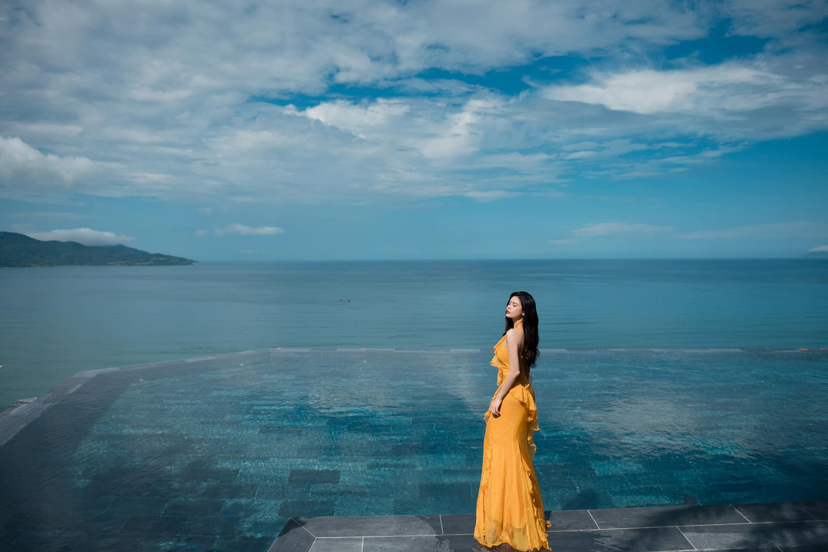 Kiểu tóc xoăn bồng bềnh cùng lối trang điểm nhẹ nhàng giúp tôn lên vẻ đẹp rạng rỡ và đầy sức sống của nữ ca sĩ.