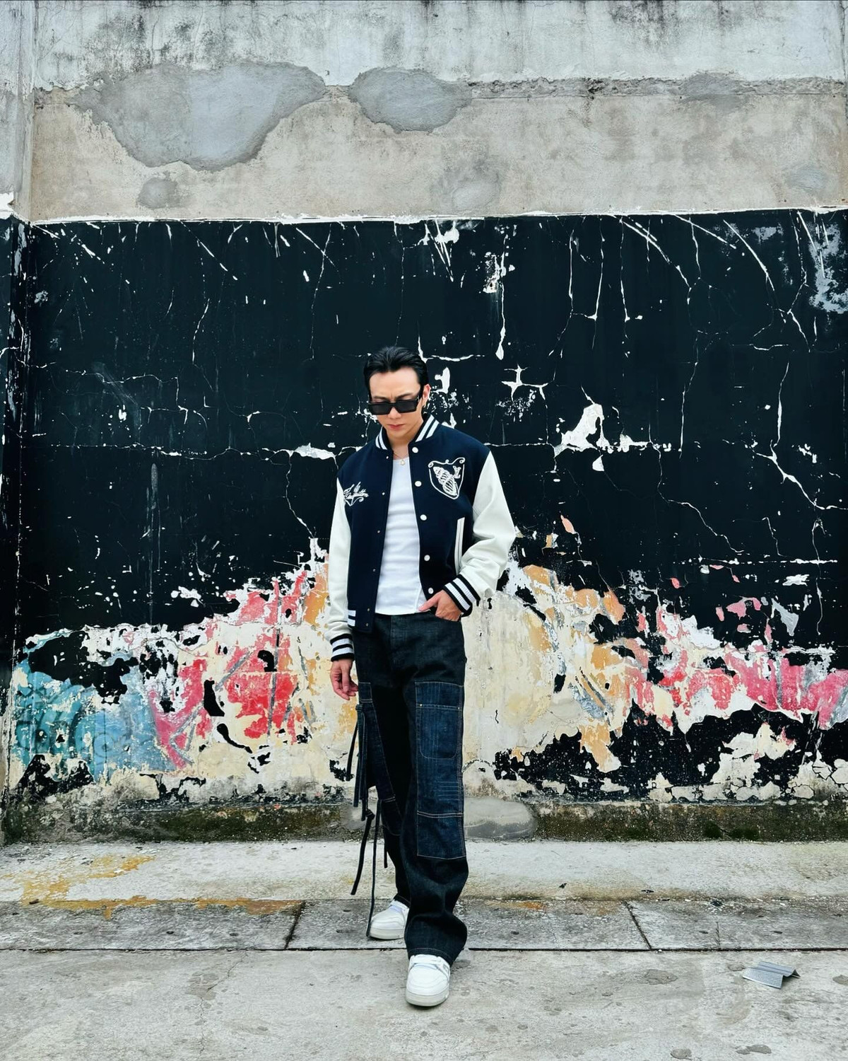 Ca sĩ Soobin Hoàng Sơn tạo dáng ngầu chụp ảnh trên đường phố. Ảnh: FB Sơn Hoàng Nguyễn