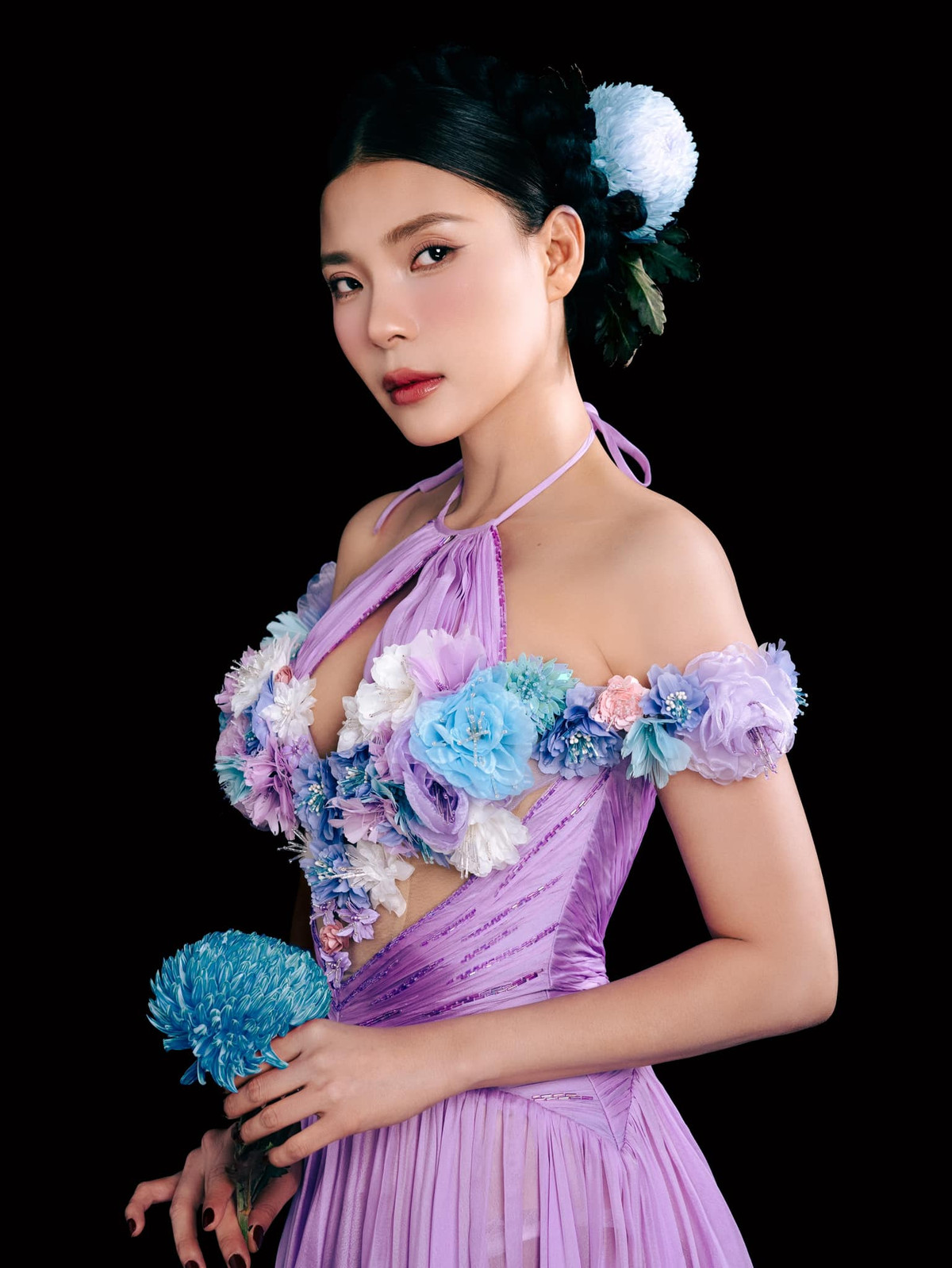 Thuý Diễm chú thích ảnh: "Mỹ nhân thế gian nhiều vô kể. Ngồ ngộ như em thì cũng nhiều". Ảnh: FB Nguyễn Ngọc Thuý Diễm