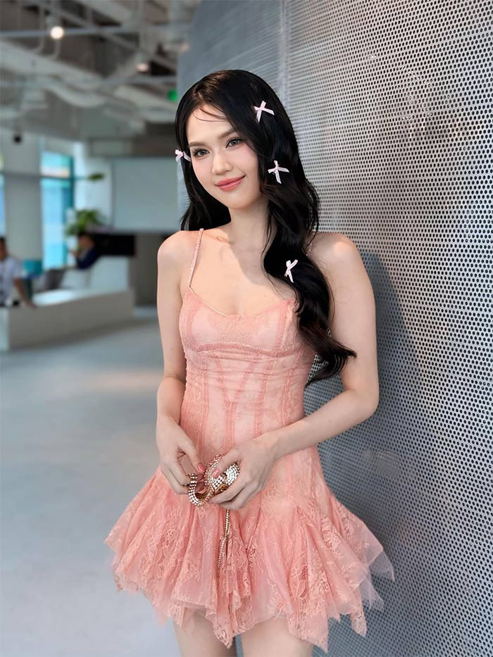 Khi công chúng đã quá quen thuộc với hình ảnh một Ngọc Trinh hở bạo thì "nữ hoàng nội y" lại thay đổi phong cách với những bộ cánh kín đáo, hiền thục. (Ảnh: FB Ngọc Trinh)