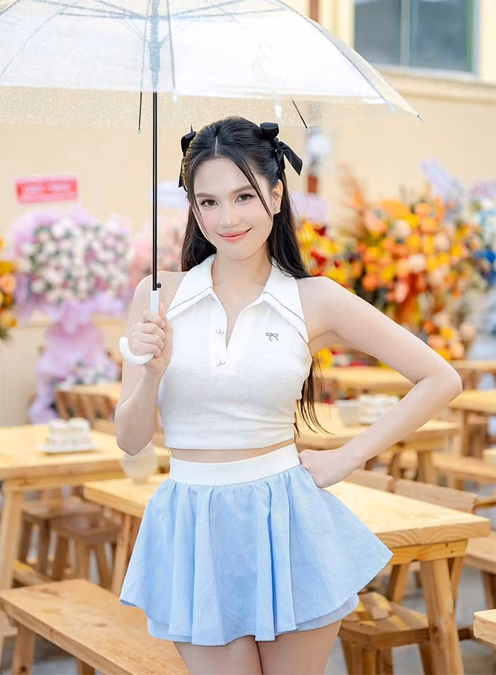 Mái tóc dài, trang phục trẻ trung, nhí nhảnh giúp người đẹp sinh năm 1989 "ăn gian" được cả chục tuổi. (Ảnh: FB Ngọc Trinh)