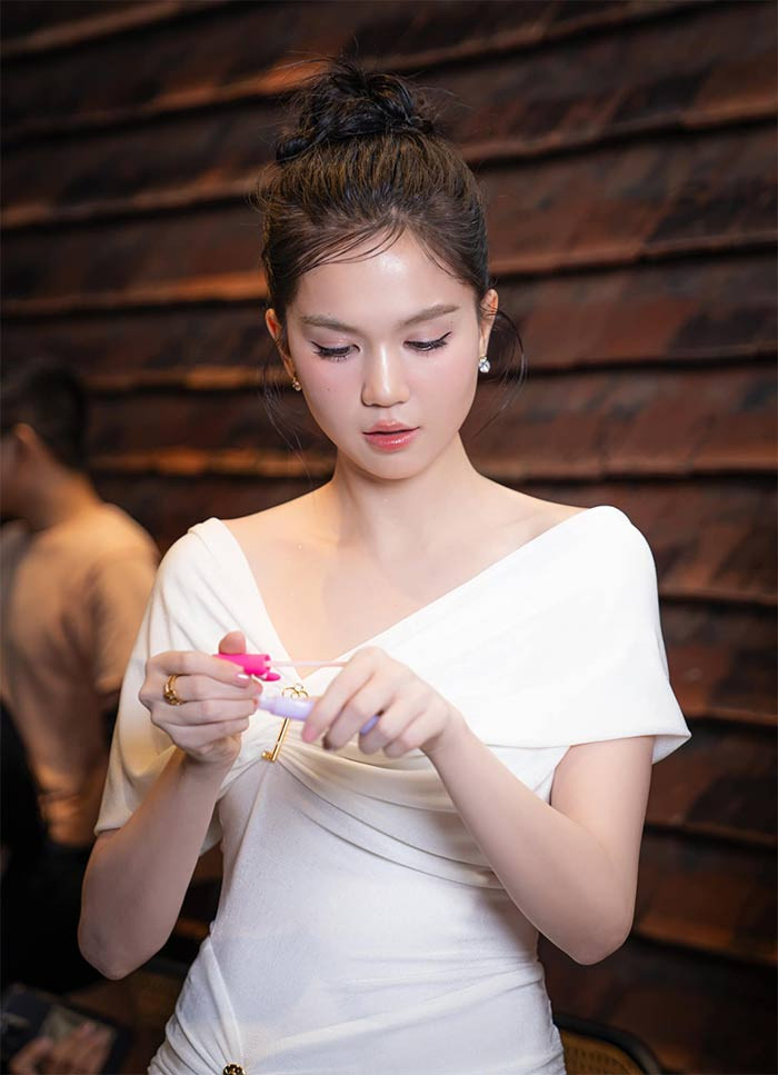 Khi đi dự sự kiện, Ngọc Trinh cũng mặc váy trắng rất nền nã. (Ảnh: FB Ngọc Trinh)