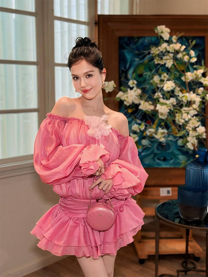 Gần đây nữ người mẫu 35 tuổi tập trung công việc livestream bán hàng trên một số sàn thương mại điện tử, vì vậy phong cách ăn mặc của cô cũng thay đổi theo kiểu các thiếu nữ đôi mươi. (Ảnh: FB Ngọc Trinh)