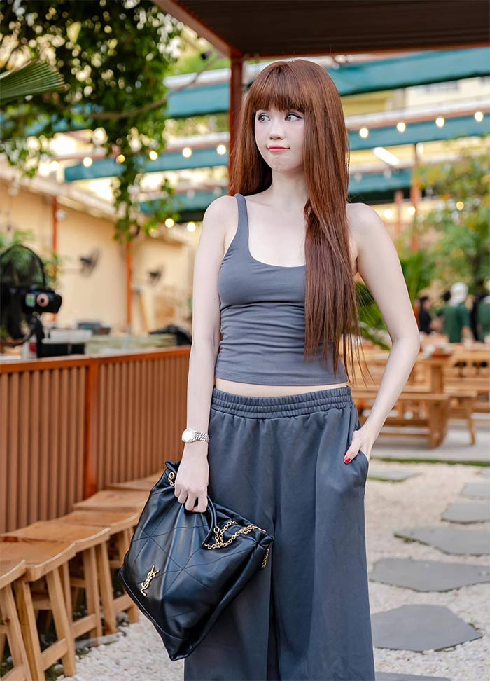 Khuôn mặt bầu bĩnh, làn da trắng cùng phong cách thời trang teen girl khiến người mẫu Ngọc Trinh trẻ ra trông thấy. (Ảnh: FB Ngọc Trinh)