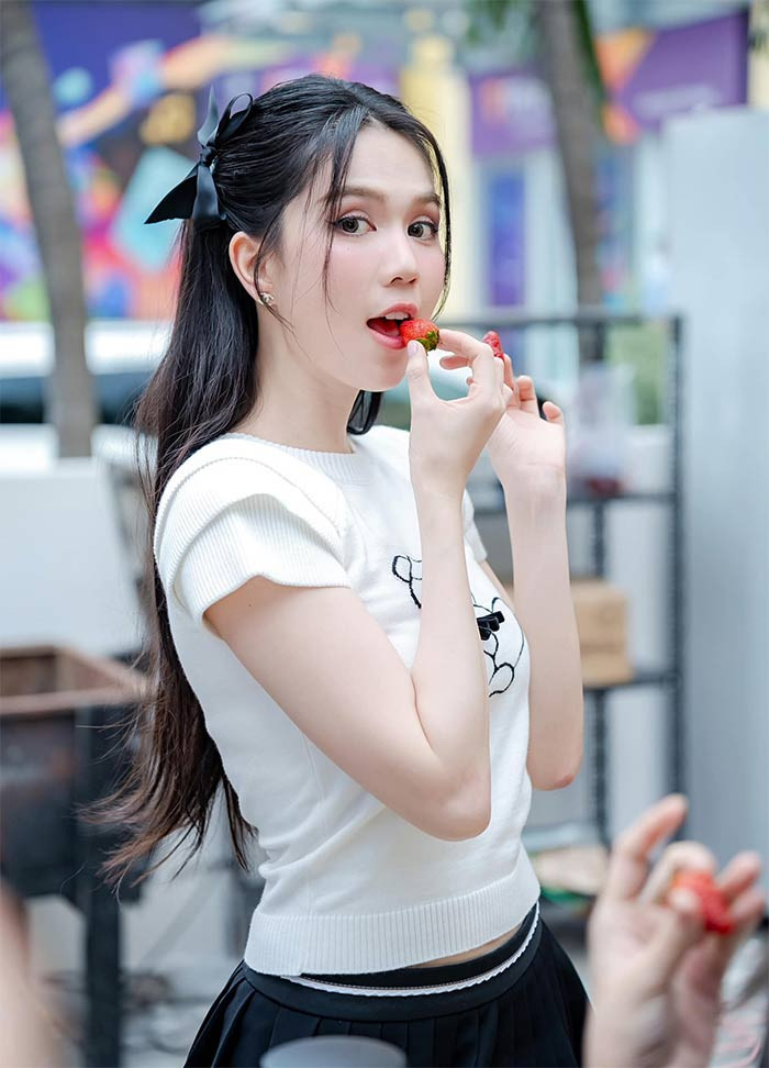 Vóc dáng thon gọn, khuôn mặt tròn ngây thơ, Ngọc Trinh dễ dàng biến hóa thành một cô sinh viên trẻ trung đầy sức sống nhờ thay đổi phong cách thời trang. (Ảnh: FB Ngọc Trinh)