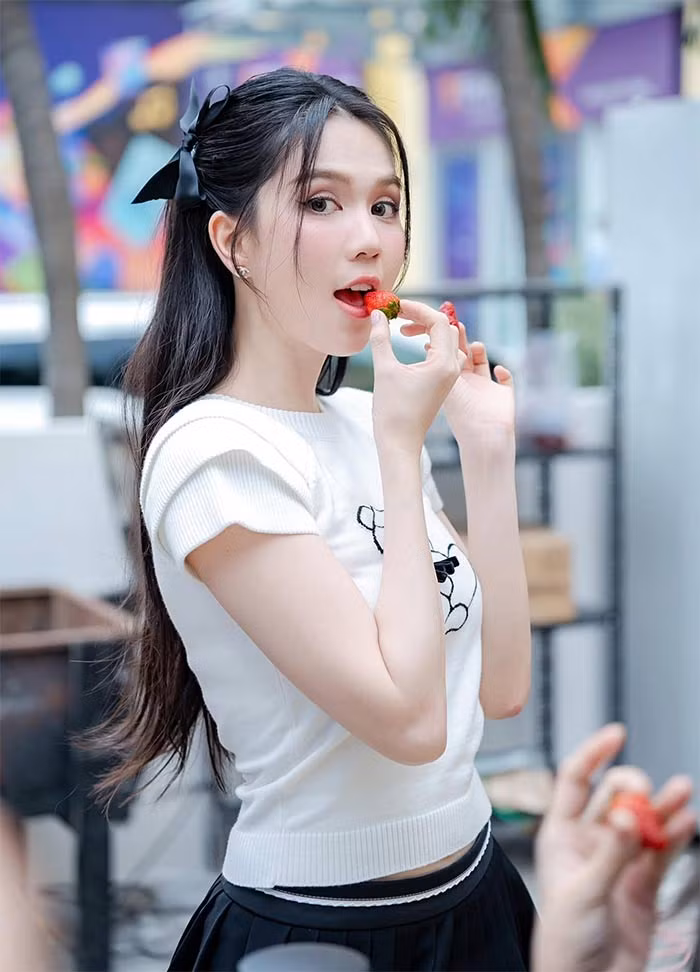 Vóc dáng thon gọn, khuôn mặt tròn ngây thơ, Ngọc Trinh dễ dàng biến hóa thành một cô sinh viên trẻ trung đầy sức sống nhờ thay đổi phong cách thời trang. (Ảnh: FB Ngọc Trinh)