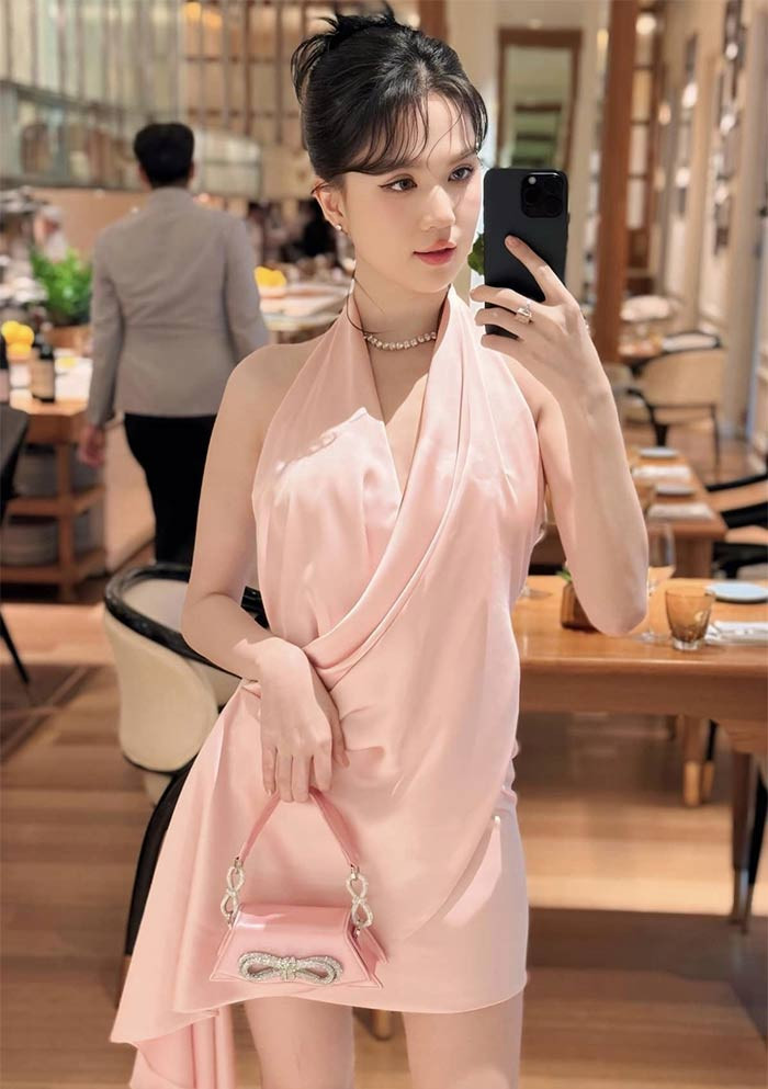 Khi đi chơi, cô chọn chiếc váy yếm màu hồng và nhã nhặn. (Ảnh: FB Ngọc Trinh)