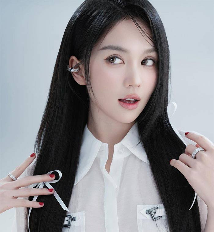 Mái tóc đen dài, diện áo sơ mi trắng, nhìn Ngọc Trinh như nữ sinh trung học. (Ảnh: FB Ngọc Trinh)