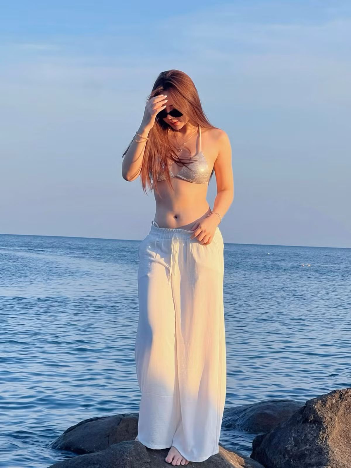 Ngay sau khi được chia sẻ, bộ ảnh của Quỳnh Kool đã nhận được hàng ngàn lượt yêu thích và bình luận tích cực từ người hâm mộ. Ảnh: FB Quỳnh Nguyễn