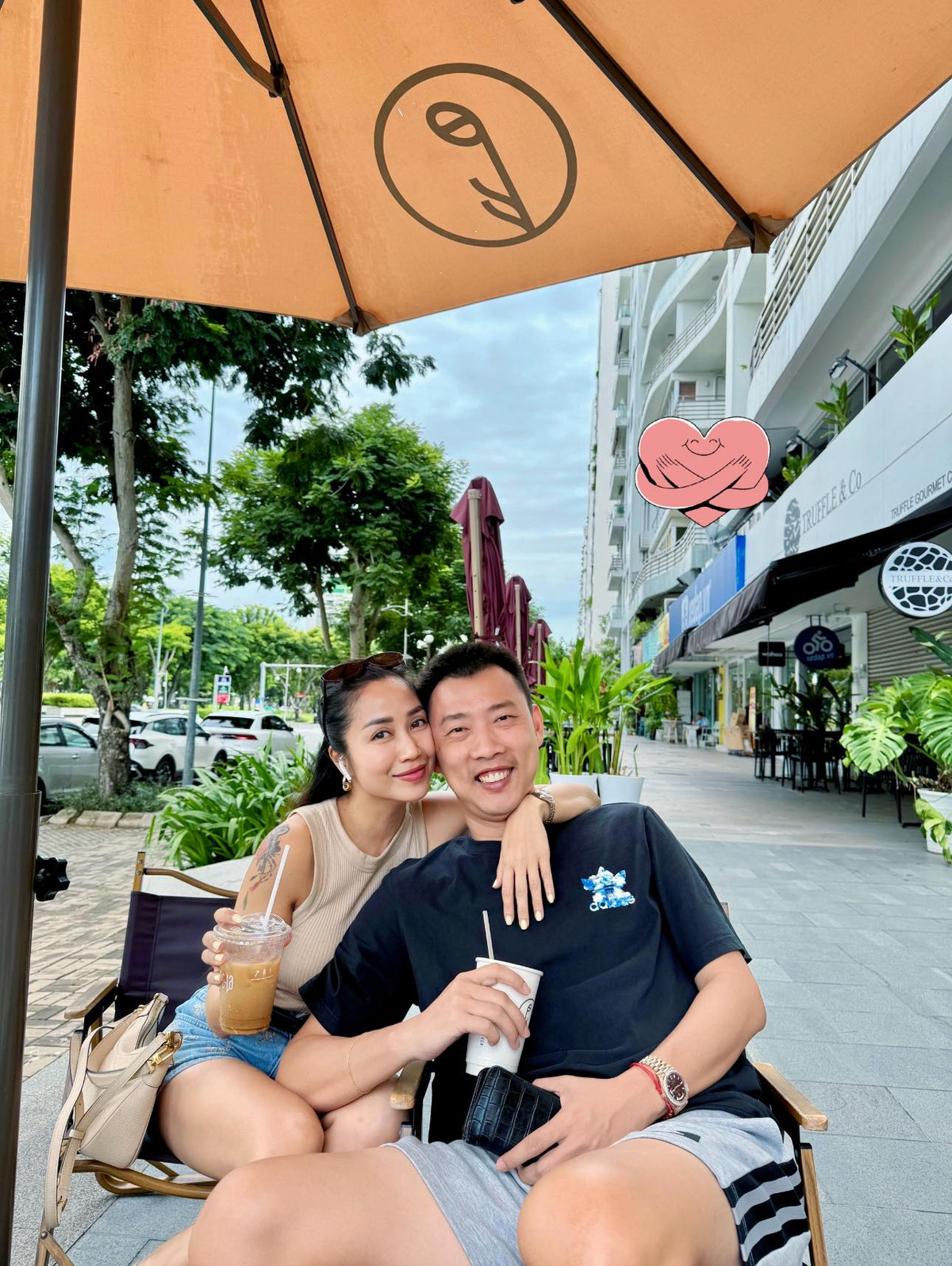 Ốc Thanh Vân khoe ảnh tình tứ bên ông xã khi đi cà phê vỉa hè. Ảnh: FB Ốc Thanh Vân