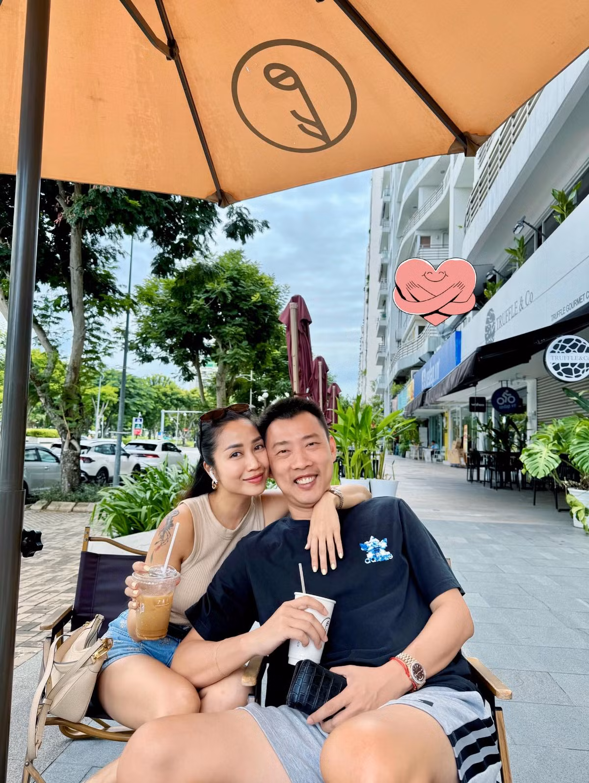 Ốc Thanh Vân khoe ảnh tình tứ bên ông xã khi đi cà phê vỉa hè. Ảnh: FB Ốc Thanh Vân