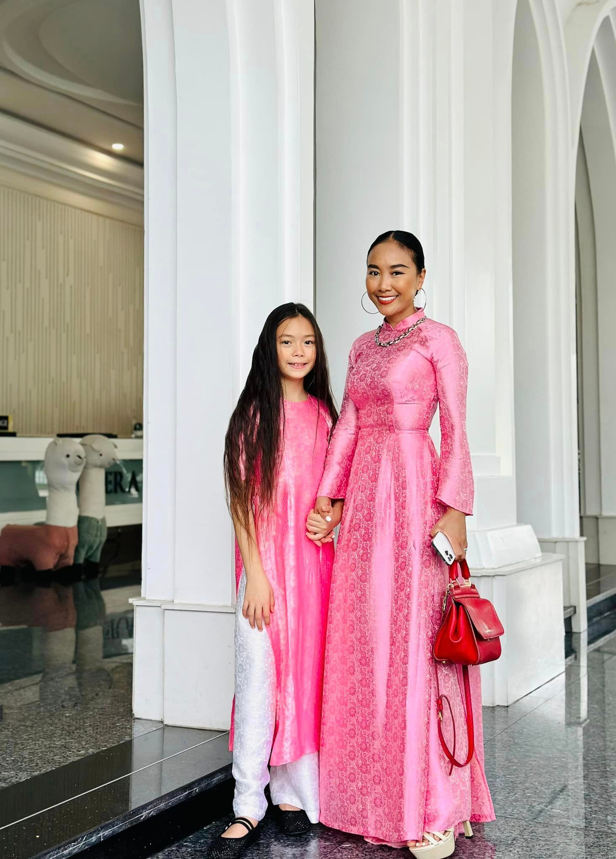 Đoan Trang cùng con gái diện áo dài check-in ở Nha Trang. Ảnh: FB Doan Trang