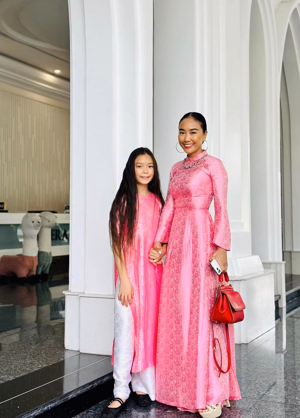 Đoan Trang cùng con gái diện áo dài check-in ở Nha Trang. Ảnh: FB Doan Trang