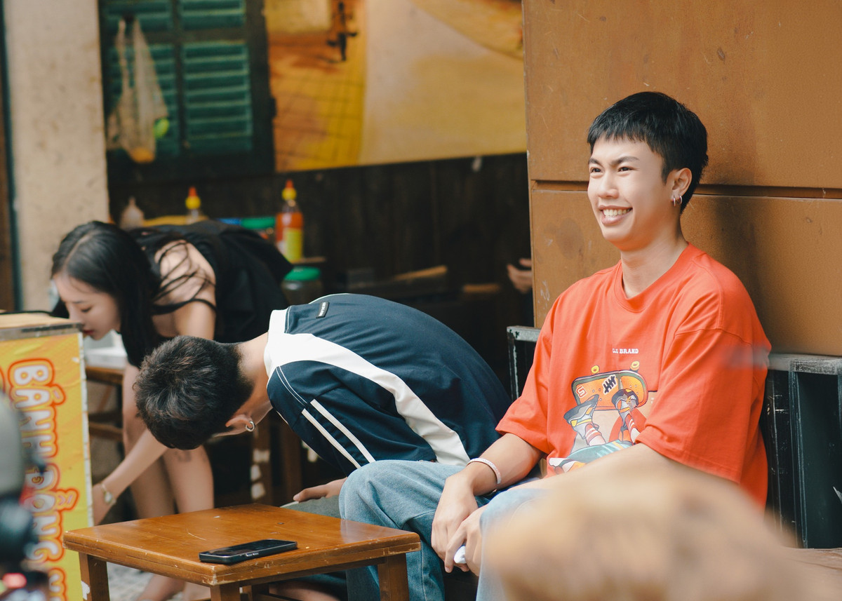 Diễn viên Long Vũ đăng ảnh hài hước, kèm theo trạng thái: "Đã cháy túi lại còn phải bao ông bạn nữa, đúng là hết nước chấm". Ảnh: FB Long Vũ