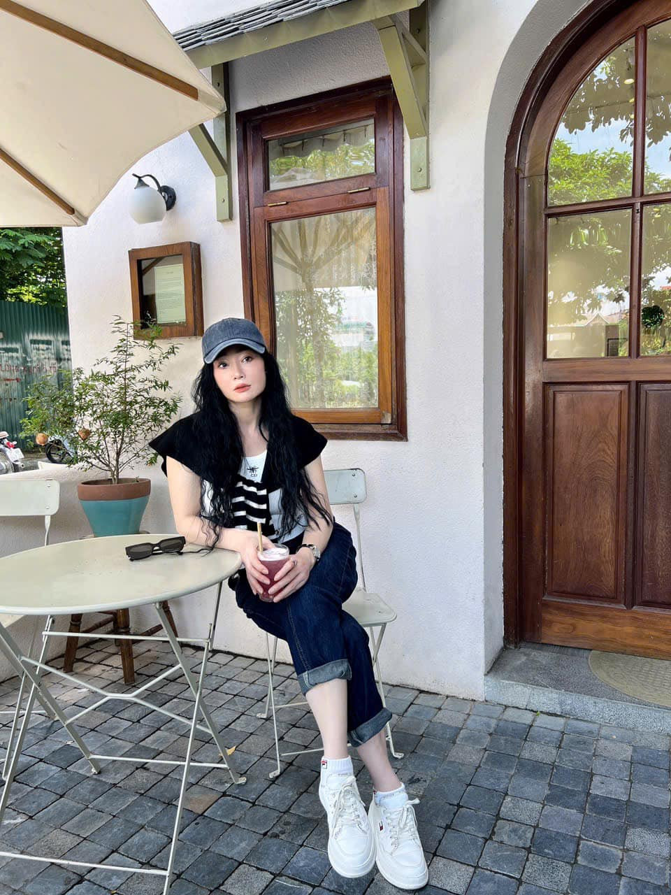 Diễn viên Quách Thu Phương trẻ trung khác lạ. Cô chia sẻ: "Đàn bà từng trải, từng đổ vỡ, từng sai... họ đã trải qua quá nhiều hỷ nộ ái ố trên đời. Họ đã hy sinh nhiều và mất nhiều. Đến sau cùng họ nhận ra rằng sẽ chẳng có ai yêu và hiểu bản thân mình bằng chính mình. Họ nhận ra rằng mỗi người phụ nữ sinh ra đều đáng được trân trọng và yêu hơn thế nữa". Ảnh: FB Quách Thu Phương