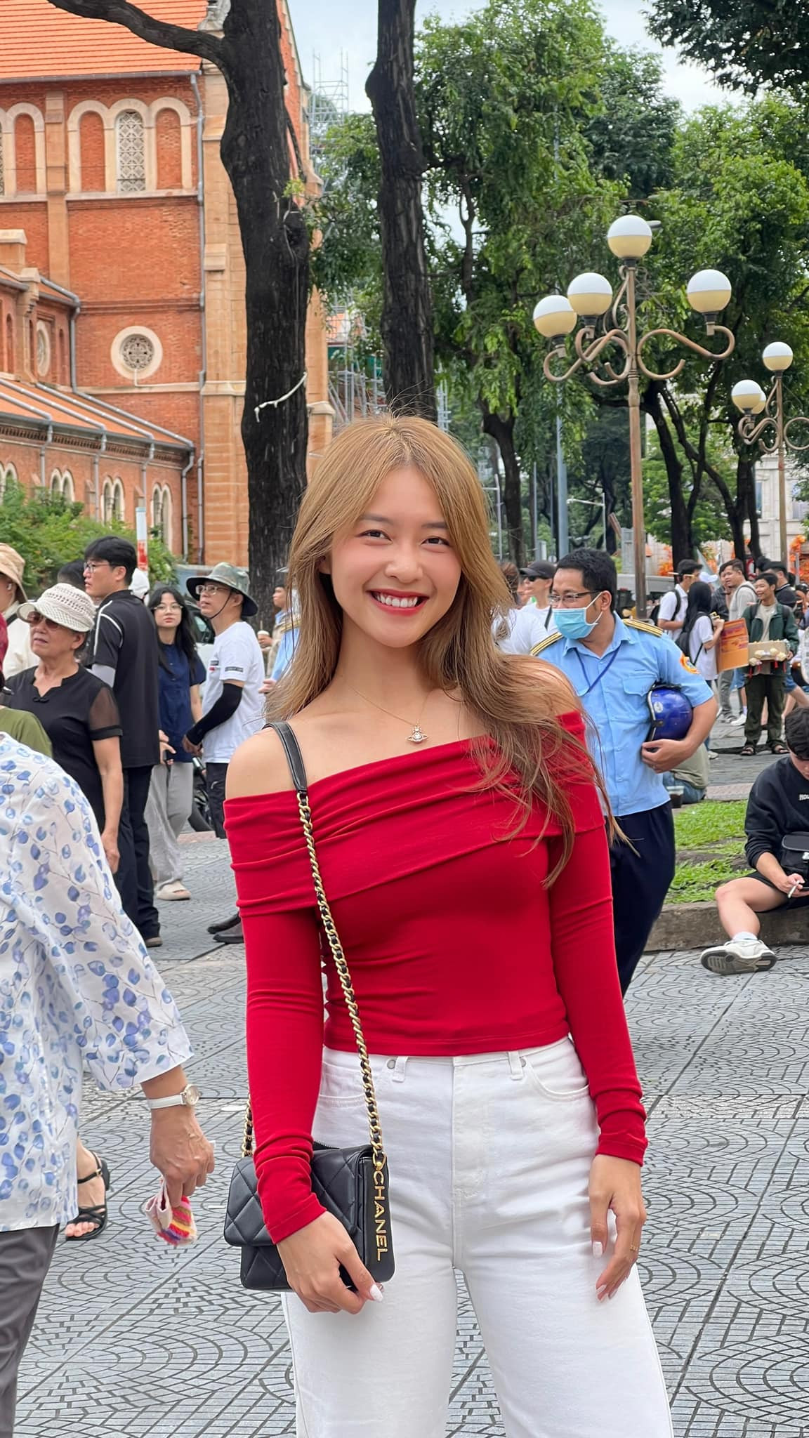 Khả Ngân ra phố tận hưởng không khí ngày lễ. Ảnh: FB Khả Ngân