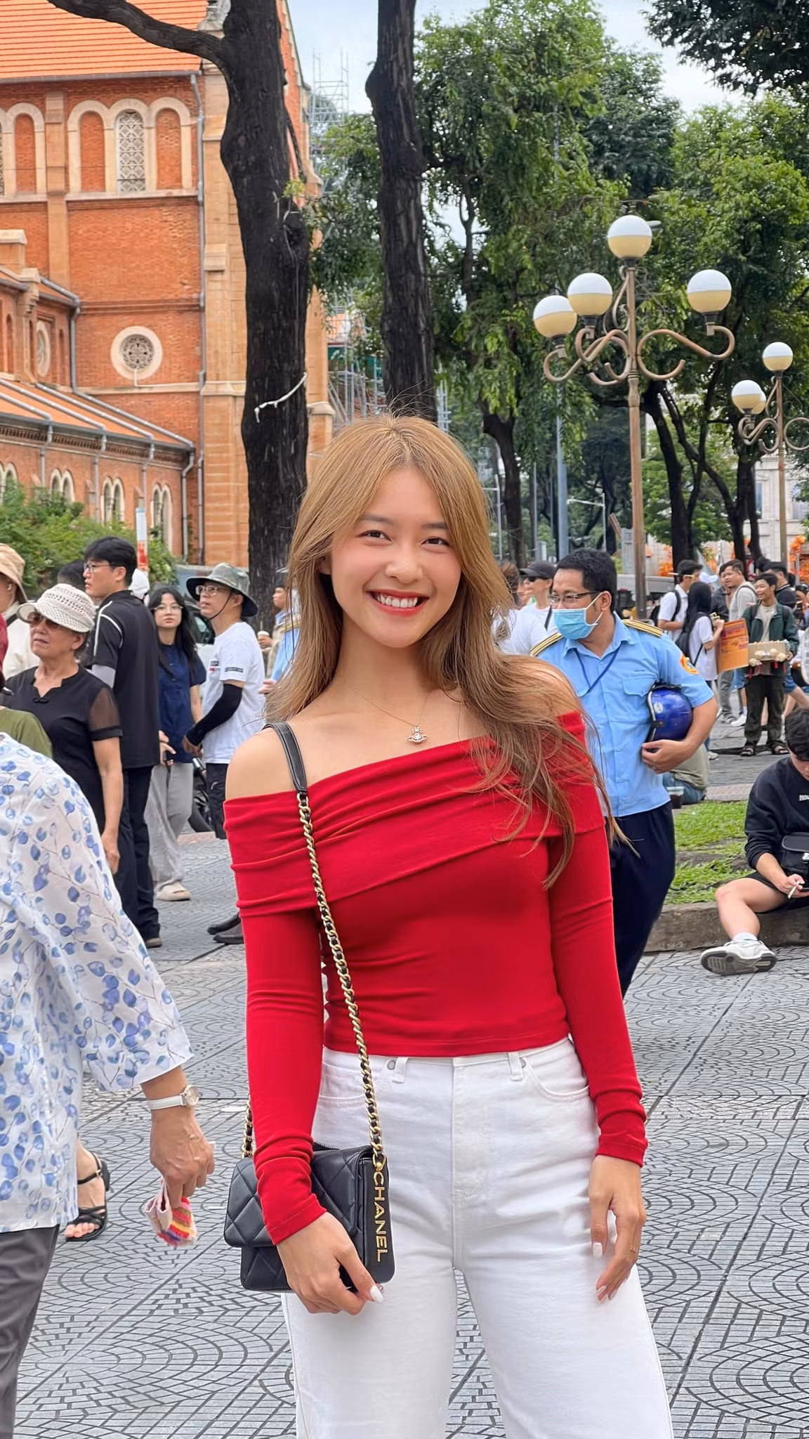 Khả Ngân ra phố tận hưởng không khí ngày lễ. Ảnh: FB Khả Ngân