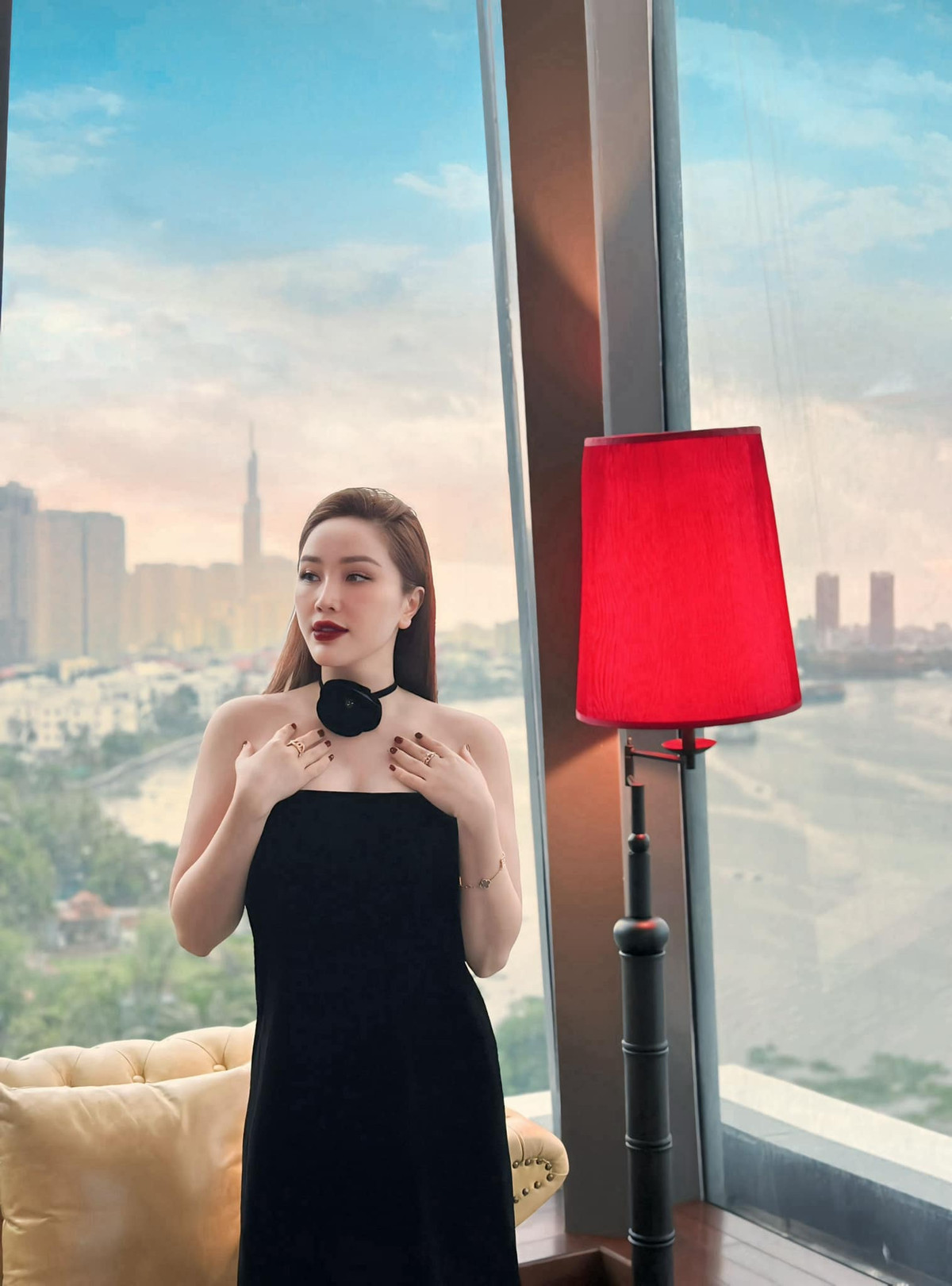 Bảo Thy đẹp sang chảnh với váy ôm sát màu đen. Ảnh: FB Bao Thy Tran