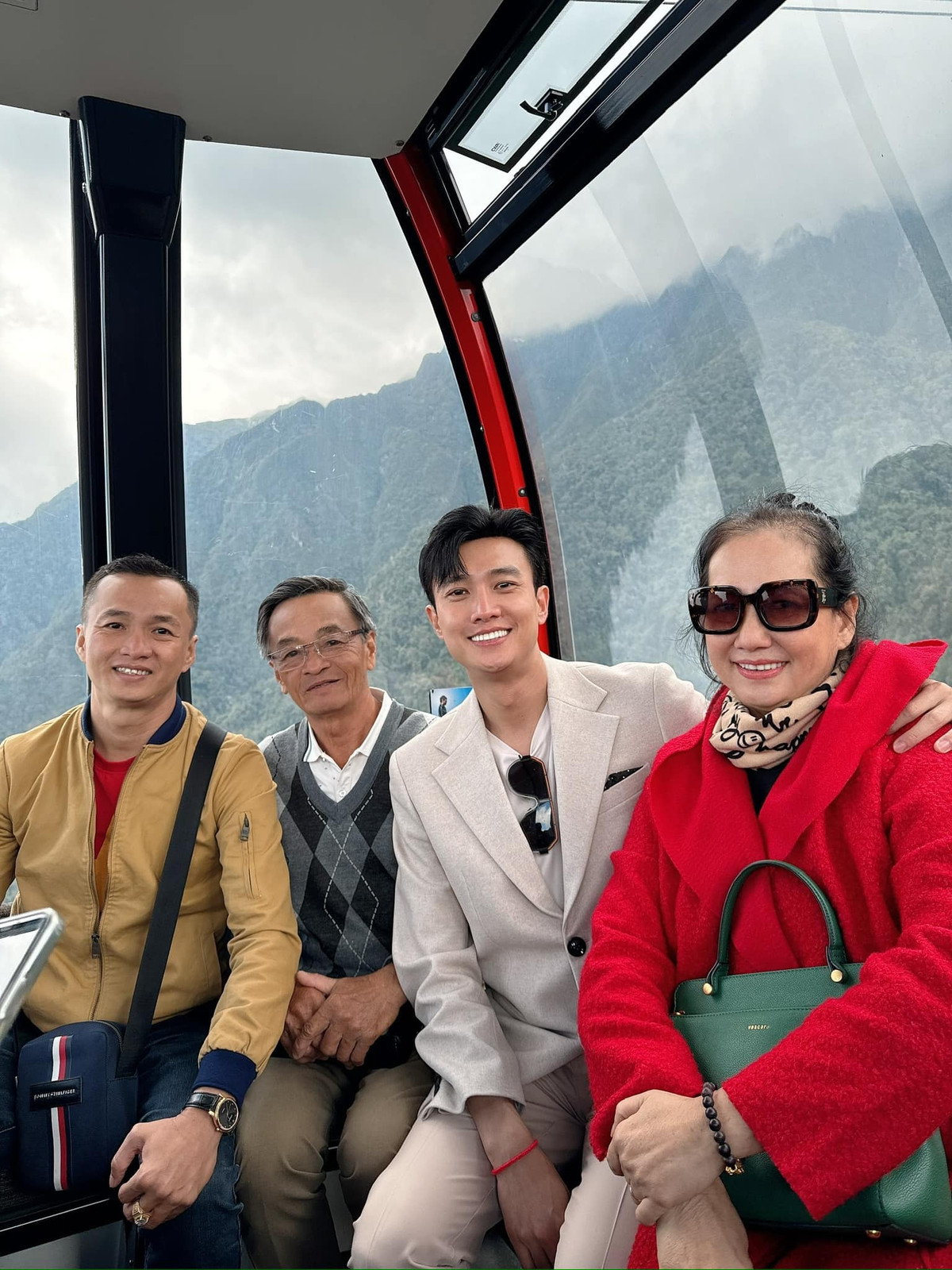 Quốc Trường đưa bố mẹ và gia đình đi du lịch trong kỳ nghỉ lễ. Ảnh: FB Nguyễn Quốc Trường