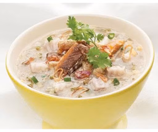 Cháo kê chim sẻ: Chim sẻ 5 con, kê (tiểu mễ) 100g. Chim làm sạch, nướng chín, băm nhỏ, nấu với kê. Khi cháo chín, cho thêm 3 củ hành sống (đã thái mỏng), gia vị muối tiêu đảo đều. Ăn khi đói. Chữa suy nhược cơ thể, đau lưng, mỏi gối, di tinh, liệt dương... Ảnh minh họa