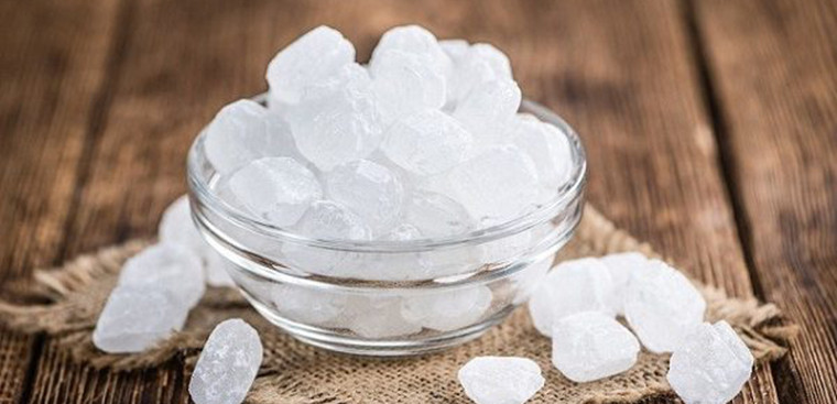  Chim sẻ hấp đường phèn: Chim sẻ 1 - 2 con, đường phèn 10g. Chim sẻ làm sạch, cho đường phèn vào hầm cách thủy cho chín nhừ. Dùng cho trường hợp ho gà, ho dai dẳng do viêm khí phế quản mạn tính có tính chất dị ứng kích thích, hen suyễn. Ảnh minh họa