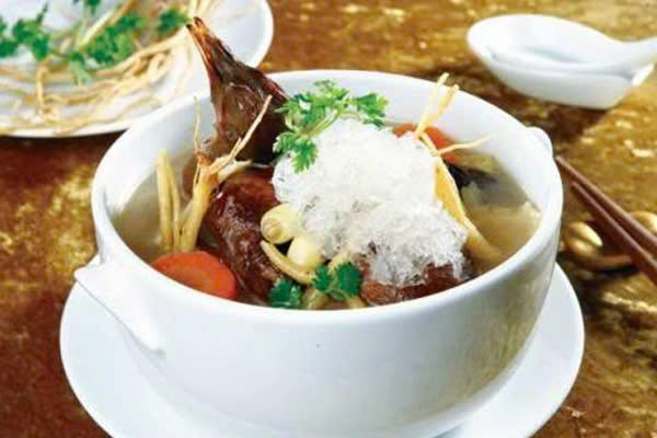  Sẻ tiềm đại tiểu hồi gừng tỏi: Sẻ 5 con, đại hồi 10g, tiểu hồi 10g, gừng, tỏi lượng tùy ý đập giập để sẵn. Sẻ làm sạch, dùng bơ rán chim với gừng tỏi đến chín, thêm nước sôi, đại hồi, tiểu hồi và gia vị, đun nhỏ lửa trong 1 giờ. Dùng trong các trường hợp liệt dương, di tinh tảo tiết, suy giảm tình dục. Ảnh minh họa