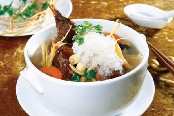  Sẻ tiềm đại tiểu hồi gừng tỏi: Sẻ 5 con, đại hồi 10g, tiểu hồi 10g, gừng, tỏi lượng tùy ý đập giập để sẵn. Sẻ làm sạch, dùng bơ rán chim với gừng tỏi đến chín, thêm nước sôi, đại hồi, tiểu hồi và gia vị, đun nhỏ lửa trong 1 giờ. Dùng trong các trường hợp liệt dương, di tinh tảo tiết, suy giảm tình dục. Ảnh minh họa