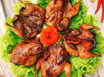 Chim sẻ có thể được chế biến bằng nhiều hình thức như quay, rán, nướng, nấu cháo, ngâm rượu… Ảnh minh họa