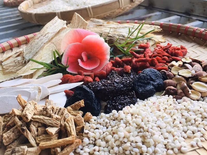  Chim sẻ tiềm tứ tử: Chim sẻ 5 con, câu kỷ tử 20g, thỏ ty tử 10g, phúc bồn tử 10g, ngũ vị tử 6g. Chim làm sạch, băm nhỏ, tẩm rượu. Dược liệu sắc lấy nước bỏ bã. Lấy nước sắc nấu với thịt chim đến nhừ. Thêm gia vị cho vừa, ăn trong ngày. Chữa thận hư, huyết kiệt, liệt dương, phụ nữ lãnh cảm. Ảnh minh họa