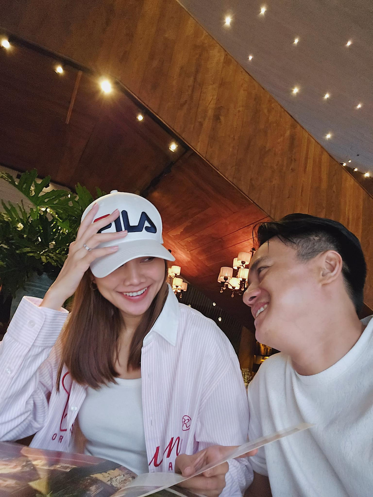 Cả hai được đánh giá xứng đôi vừa lứa, được bạn bè, người hâm mộ chúc phúc.