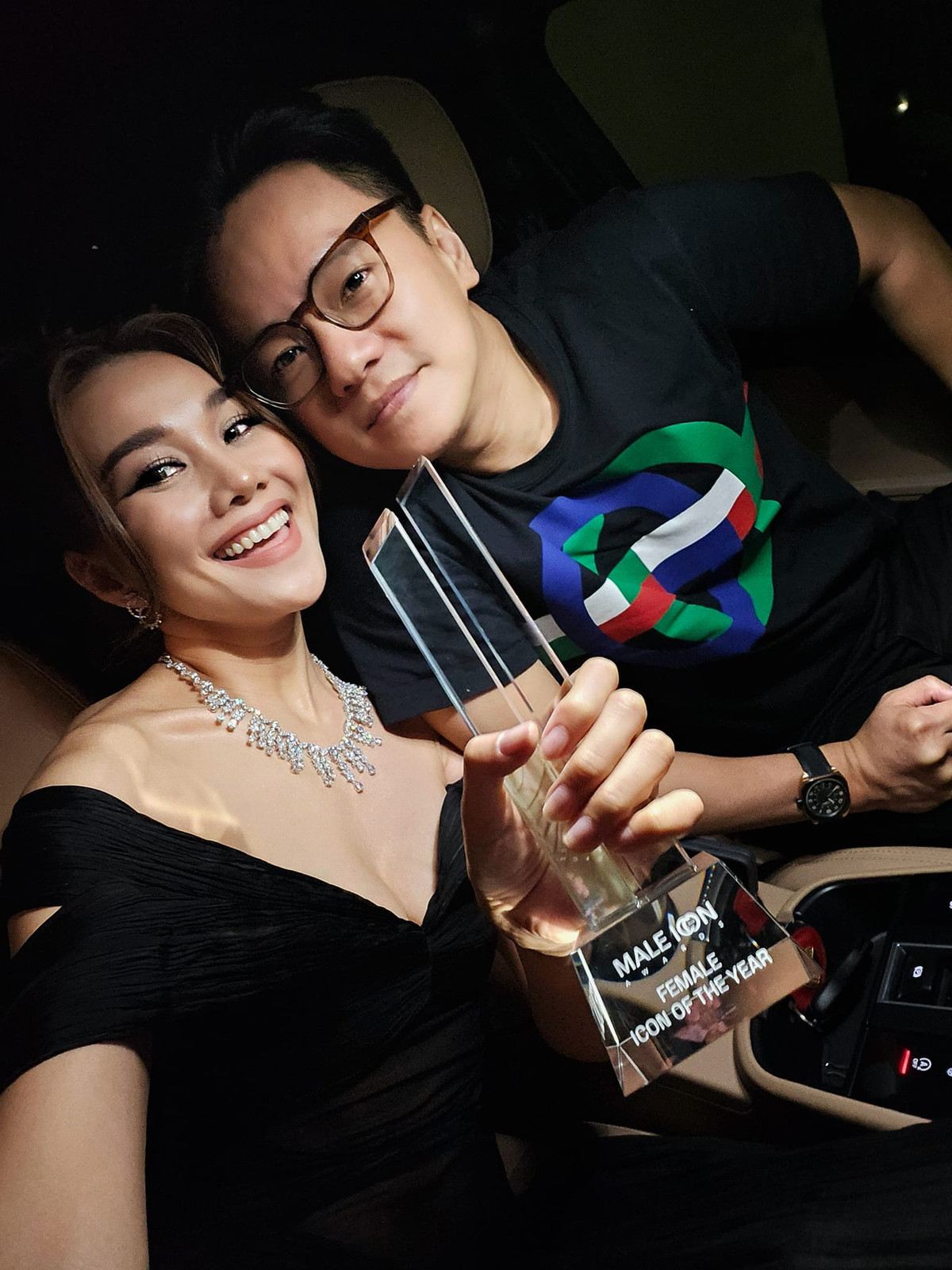 Nữ siêu mẫu sống cùng ông xã Nhật Minh tại nhà riêng. Cô luôn làm tròn hiếu nghĩa với hai bên bố mẹ.