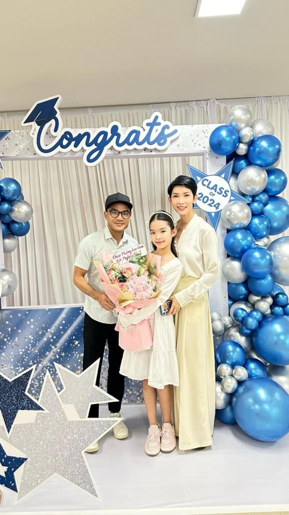 Vợ chồng Xuân Lan dự lễ tốt nghiệp bậc tiểu học của con gái. "Chúc mừng con gái yêu tốt nghiệp tiểu học. Mới ngày nào oe oe giờ là học sinh xuất sắc sắp vào cấp 2 rồi. Ba mẹ yêu con!", nữ siêu mẫu chia sẻ.