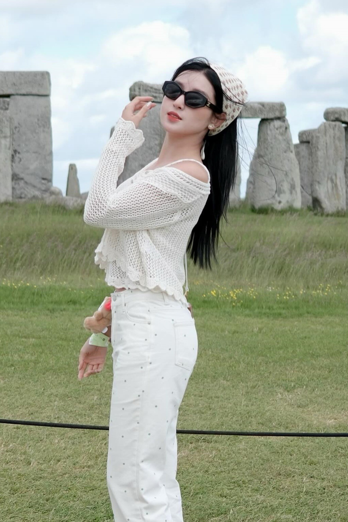 Á hậu Huyền My tham quan vòng tròn đá Stonehenge ở Anh.