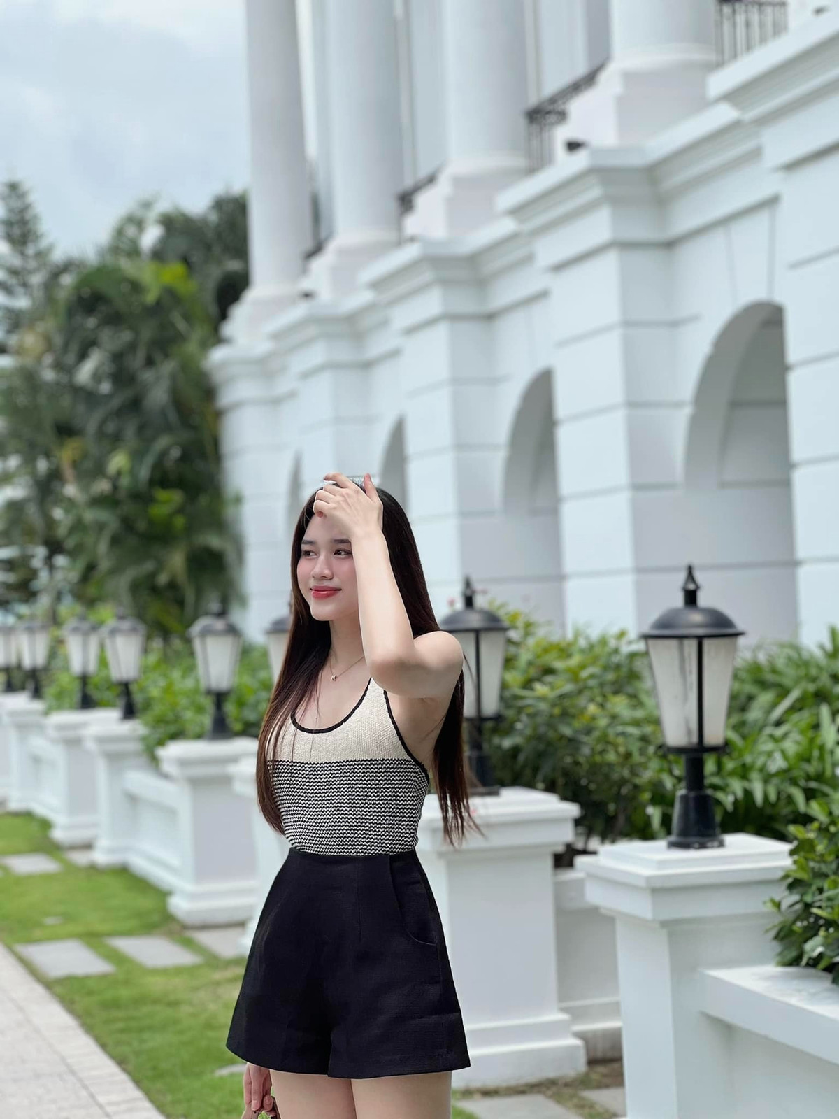 "Nụ cười em toả nắng cho lòng ai ngẩn ngơ!", Hoa hậu Đỗ Thị Hà thả thính.